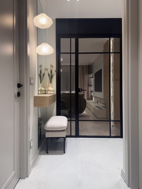 banyo-dekorasyonu-ic-mimarlik Modern banyo tasarımı, geniş ayna ve aydınlatma detayları.