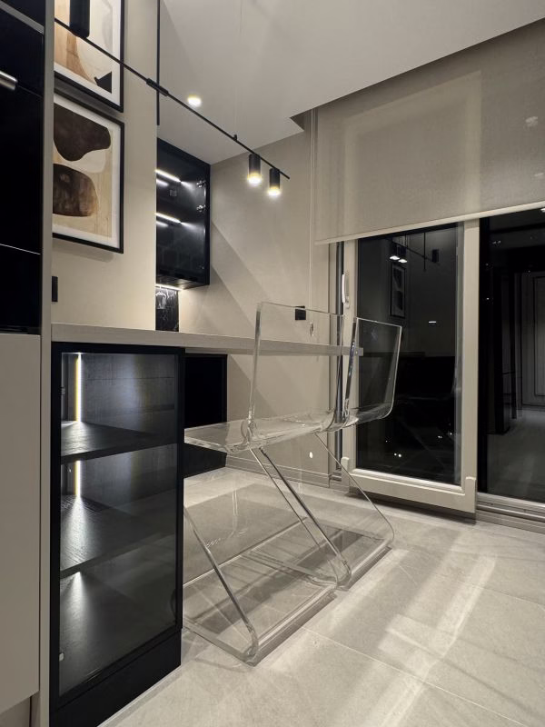 modern-mutfak-yenileme-projesi-ic-mimarlik Fonksiyonel ve şık mutfak tasarımı, parlak dolap kapakları ve geniş tezgah alanı.