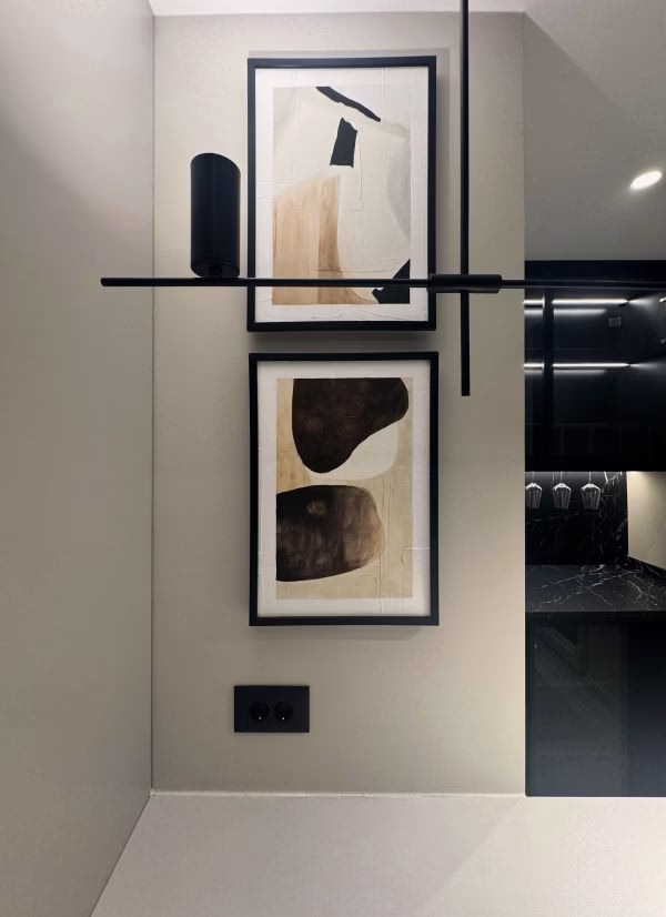 renovasyon-sonrasi-ev-dekorasyonu-ic-mimari Yenilenmiş evin modern iç dekorasyonu, ferah ve şık detaylarla.